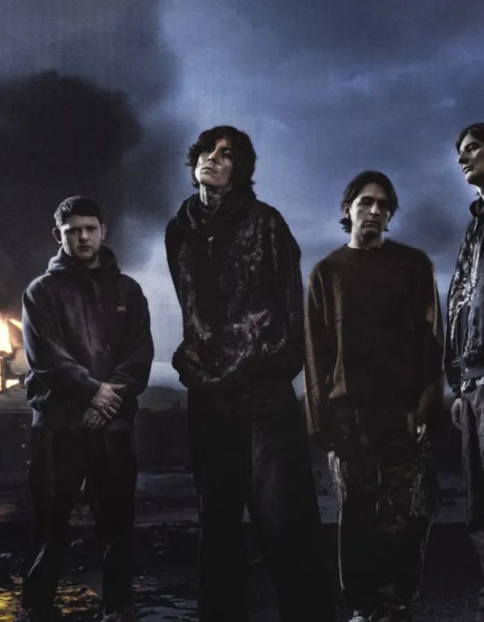 Motionless In White, Spiritbox e The Plot In You chegam com força para preparar o terreno e intensificar a energia da noite. Cada uma dessas bandas traz um universo próprio, mostrando as múltiplas facetas do metalcore e expandindo os limites do gênero.  Motionless In White entrega aquele equilíbrio certeiro entre o peso do metalcore, a teatralidade gótica e toques industriais. O resultado? Faixas que soam como hinos sombrios, com refrões feitos para invadir arenas com intensidade e emoção.  Spiritbox se destaca pela sua abordagem ousada e emocionalmente rica. A banda constrói atmosferas hipnóticas, mesclando vocalizações etéreas e texturas melódicas com explosões de peso visceral. Essa dualidade entre delicadeza e agressividade cria um impacto poderoso, tornando cada performance um mergulho imersivo na essência do metalcore moderno.  The Plot In You, por sua vez, traz uma intensidade emocional que é difícil de ignorar. Suas composições transitam entre melodias introspectivas e passagens brutais, criando momentos de pura vulnerabilidade e outros de catártica agressividade. Essa combinação faz da banda uma força única, capaz de conectar diretamente com o público em um nível quase visceral.  Juntas, essas bandas criam uma jornada musical intensa, onde peso, melodia e inovação coexistem. Mais do que abrir o show, elas elevam a experiência e deixam o público pronto para o impacto final: o grandioso Bring Me The Horizon.