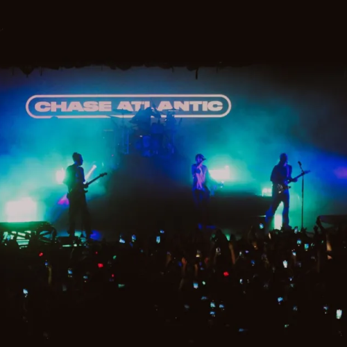 Chase Atlantic vem ao Brasil para shows em novembro